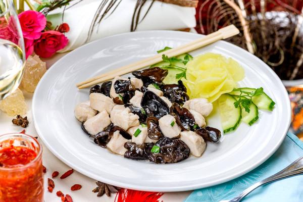 Pui cu Urechi de Lemn